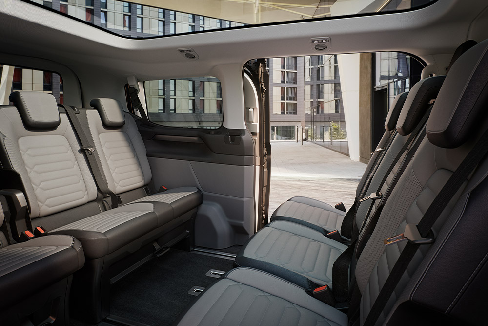 ford e_tourneo_custom eu Column_Card_Shot06_V710_Titanium 3x2 1000x667 rear interior