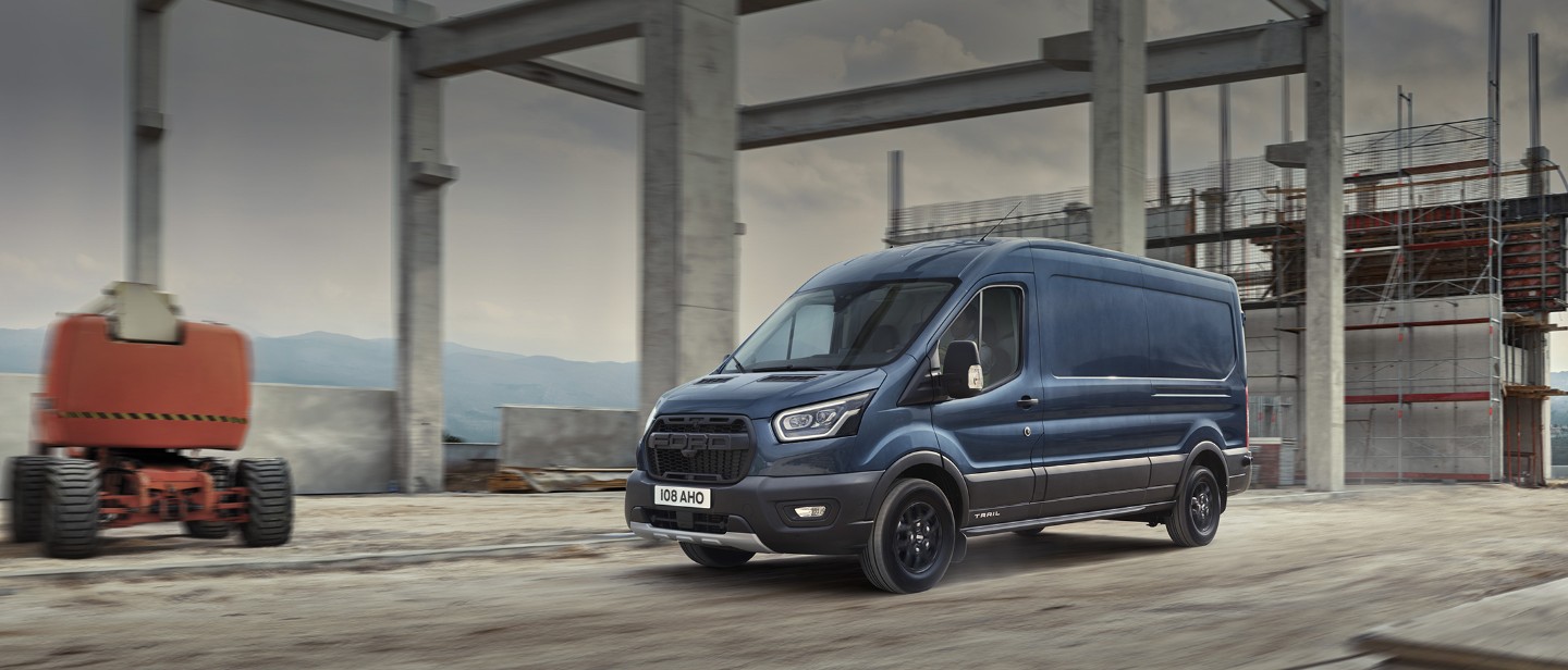 ford transit_van_trail eu V363_TRANSIT_TRAIL_FR_3_4_DYNAMIC_SHOT_24_01e 21x9 2160x925 np3